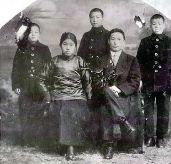 1920년 연해주에서 상하이로 옮겨와 살던 안중근 의사 유족들. 딸 현생(앞줄 왼쪽)씨를 비롯해 시계 반대 방향으로 동생 정근, 차남 후생, 조카 원생(정근의 아들), 조카 우생(동생 공근의 아들).  국립대구박물관 제공