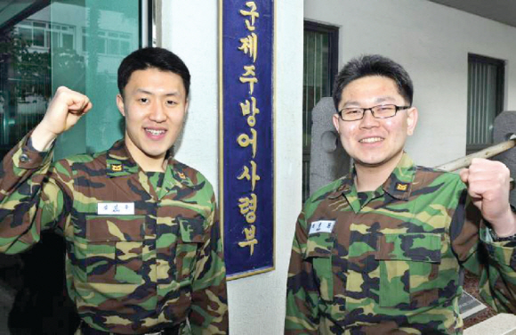 전문하사로 복무 중인 허성환(오른쪽) 하사와 김진우 하사. 이들은 장기 부사관 복무를 선택할 계획이다.