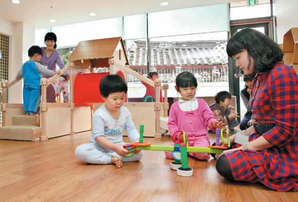 26일 서울 재동에 있는 롯데백화점 어린이집에서 아이들이 놀이기구를 만지며 놀고 있다. 롯데백화점 제공