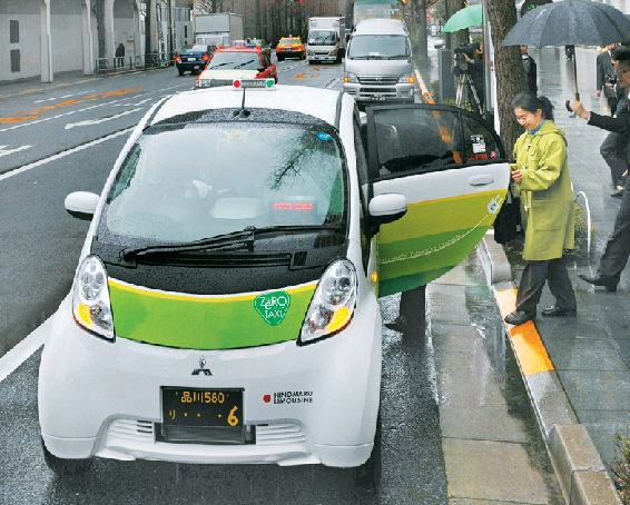 25일 도쿄 시내에서 한 시민이 전기차 택시인 ‘제로택시’를 타고 있다.  도쿄신문 제공