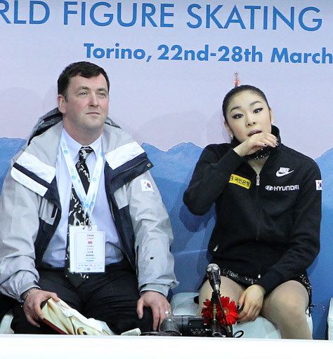 세계 피겨스케이팅 선수권대회 2연패에 도전하는 ‘피겨 퀸’ 김연아가 27일 오전 이탈리아 토리노 팔라벨라 빙상장에서 열린 2010 ISU 세계 피겨스케이팅 선수권대회 여자싱글 쇼트프로그램을 마친 뒤  점수를 확인하고 있다.  연합뉴스