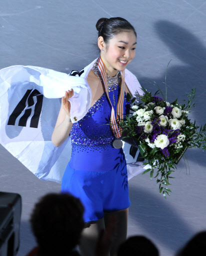 피겨퀸 김연아가 지난 27일 오후 이탈리아 토리노 팔라벨라 빙상장에서 2010 ISU 세계 피겨스케이팅 선수권대회 여자 싱글 시상식을 마친 뒤 링크를 돌며 관중들에게 인사를 하고 있다.  연합뉴스