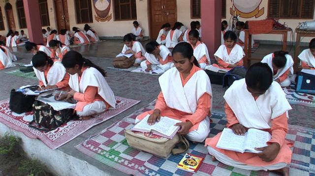 힌두전통학교인 ‘여성 구루꿀’에서 여학생들이 야외 수업을 받고 있다.  EBS 제공