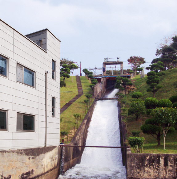 수력을 이용해 전력을 생산, 500여 농가에 공급하고 있는 전북 정읍시의 소수력발전소. 한국농어촌공사 제공