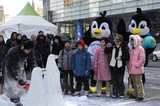 에너지관리공단이 저탄소 녹색성장을 알리는 퍼포먼스를 하고 있다. 에너지관리공단 제공