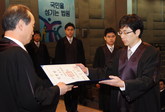 이용훈(왼쪽) 대법원장이 1일 서울 서초동 대법원에서 새로 임용된 법관 52명에게 임명장을 수여하고 있다. 류재림기자 jawoolim@seoul.co.kr 