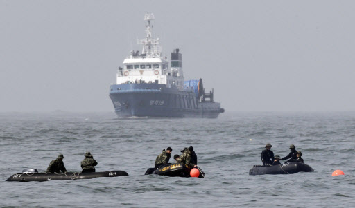 해군 초계함 천안함 침몰 8일째인 2일 UDT대원들이 함수 침몰지역에서 수색작업을 하고있다.  연합뉴스