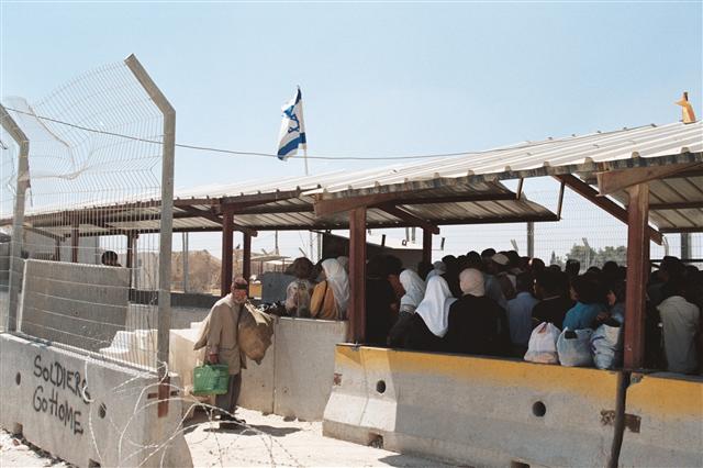 서안지구 라말라 외곽 이스라엘 검문소 모습. 팔레스타인 사람들이 다른 마을로 가기 위해서는 이스라엘 경비대의 삼엄한 검문을 거친 뒤에야 가능하다.