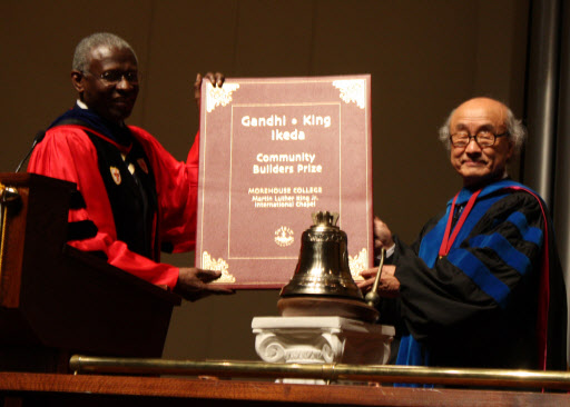 박한식(오른쪽) 교수가 1일(현지시간) 미국 애틀랜타에 위치한 마틴 루터 킹 목사의 모교인 모어하우스 대학으로부터 ‘간디·킹·이케다 평화상’을 수상하고 있다. 애틀랜타 연합뉴스
