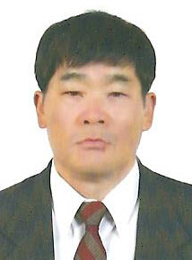 침몰한 천안함 인양 작업에 참가하는 62세의 민간잠수사 정성철씨.   연합뉴스
