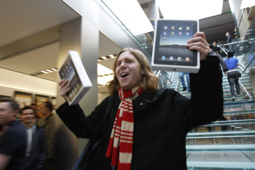 애플의 태블릿PC ‘아이패드’가 출시된 3일(현지시간) 오전 미국 샌프란시스코의 한 애플 매장에서 가장 먼저 아이패드 2대를 구입한 남성이 제품을 들어 보이며 기뻐하고 있다. 샌프란시스코 AP 특약