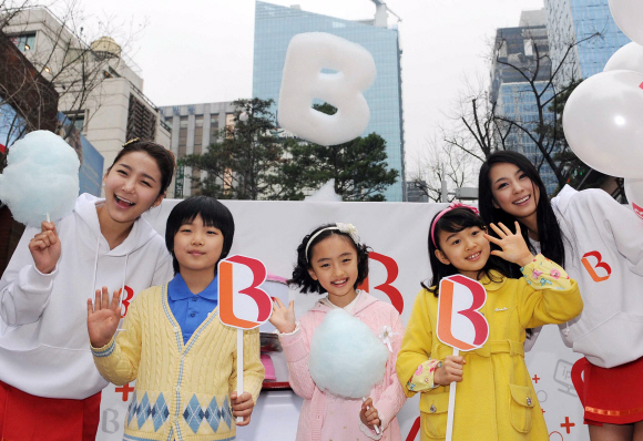 SK브로드밴드가 6일 서울 을지로에서 자사의 신규 브랜드이미지 ‘B’ 론칭을 기념해 알파벳 ‘B’자를 형상화해 만든 인공 구름을 하늘에 쏘아 올리는 행사를 하고 있다. 정연호기자 tpgod@seoul.co.kr