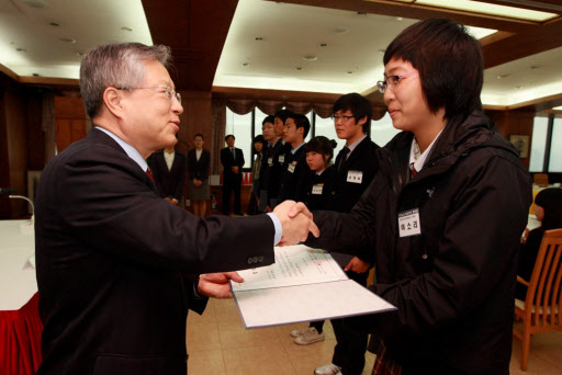 KT 이석채(왼쪽) 회장이 6일 KT노사 장학금 전달식에서 대표 장학생들에게 장학 증서를 주고 있다.  연합뉴스
