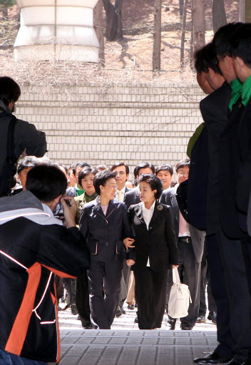 한명숙 전 총리가 9일 오후 뇌물수수 의혹 사건에 대한 1심 판결을 받기 위해 서울중앙지법에 입장하고 있다. 연합뉴스