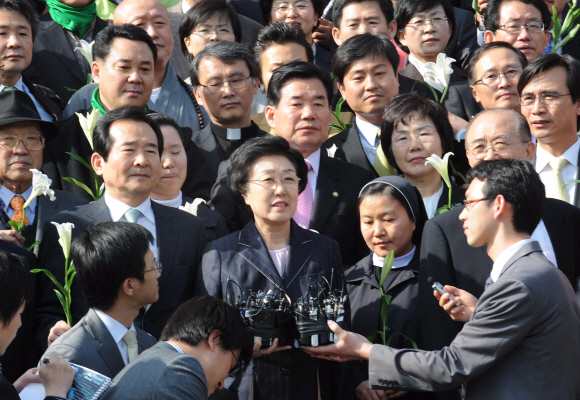 지난 9일 오후 서울 서초동 중앙지법에서 열린 선고공판에서 무죄 판결을 받은 뒤 취재진에게 소회를 밝히고 있는 한명숙(가운데) 전 국무총리.