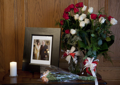 “이제는 사진 속에만…”  10일 캐나다 오타와에 있는 폴란드 대사관에 비행기 추락사고로 숨진 레흐 카친스키 대통령 부부의 사진과 꽃이 놓여 있다. AP=연합뉴스