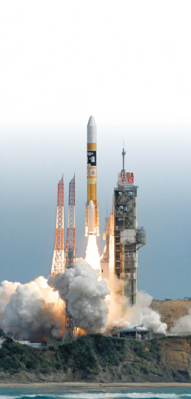 일본이 자체 개발한 달탐사 위성 ‘가구야’를 실은 H2A 로켓이 지난 2007년 9월14일 일본 남부 가고시마현 다네가시마 우주센터에서 불꽃을 내뿜으며 솟아오르고 있다.  서울신문 포토라이브러리