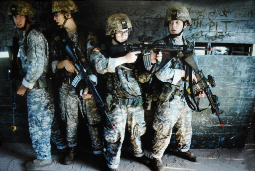 올해 퓰리처상 피처사진부문 수상작 ‘이안 피셔:미국 군인’. 덴버 포스트 사진기자 크레이그 워커는 17세에 군대에 지원한 앳된 얼굴의 이안 피셔(오른쪽)를 따라 지난 2007년부터 지난해까지 이라크에 파병된 10대 병사들의 모습을 카메라에 담았다. 시리즈로 구성된 사진은 이안 피셔가 입대 권고를 받은 날부터 군사 훈련, 이라크 복무, 귀국, 가족과 재회, 여자친구와의 결혼 서약 등 모든 과정을 기록, 이라크 전쟁에 나선 미국 10대 군인의 삶을 생생하게 보여주고 있다. 덴버포스트 제공 AP 특약