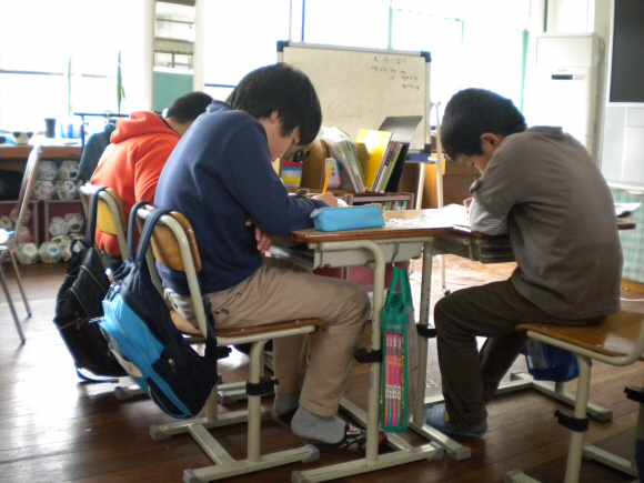 경북 청도군의 방지초등학교 문명분교 4, 5학년 학생들이 수업시간에 수학문제를 풀고 있다. 이 학교는 학생수 부족으로 학년 구분없이 세 학급으로 나눠 운영하고 있으며 4, 5학년 재학생을 모두 합쳐도 4명뿐이다.