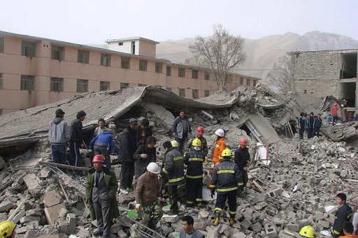 14일(현지시간) 중국 서부 칭하이성 티베트자치주 위수현에서 리히터 규모 7.1 지진이 발생해 통째로 무너져 버린 주택 사이로 주민들과 소방관들이 구조 활동을 벌이고 있다. 이번 지진으로 지금까지 최소 400여명이 숨지고 1만여명이 다쳤다. 위수현에 있는 주택 가운데 90% 이상이 무너진 것으로 알려지면서 희생자는 더욱 늘어날 것으로 보인다.  위수 AP 특약