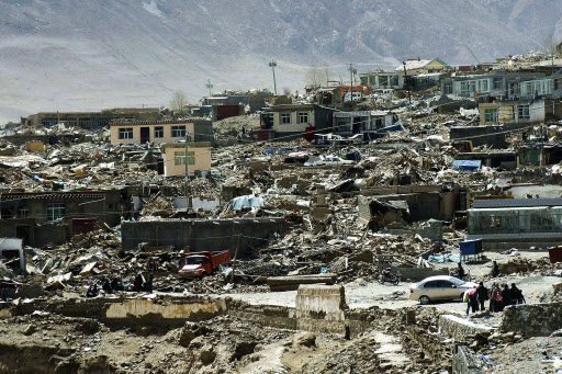 무너진 삶의 터전  14일 오전 리히터 규모 7.1의 강진이 덮친 중국 칭하이성 티베트자치주 위수현의 주택가가 성한 건물을 거의 찾아볼 수 없을 정도로 폐허로 변했다. 이 지역 주택들은 목재와 흙으로 지어진 탓에 90% 이상이 무너진 것으로 알려졌다. 위수 AP 특약