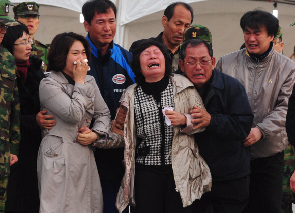 15일 천안함 함미 내부에서 발견된 이상준 하사 시신이 경기 평택 해군 2함대 사령부로 운구되는 모습을 지켜보던 유족들이 오열하고 있다. 사진 공동취재단