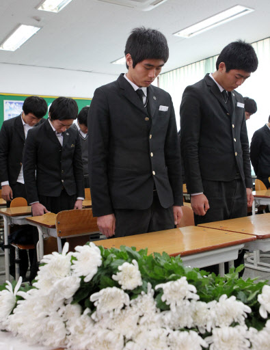 “선배님 고이 잠드소서” 16일 천안함 전사자 신선중 중사가 졸업한 울산시 남구 신정동 울산공업고등학교 3학년 2반 로봇제어전기과의 후배 학생들이 신 중사를 애도하며 묵념하고 있다. 연합뉴스