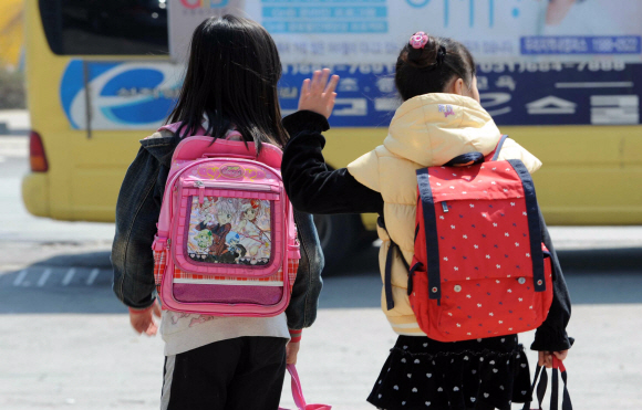 16일 해군2함대사령부 인근 원정초등학교 앞에서 초등생 두 명이 하교하고 있다. 김태웅기자 tuu@seoul.co.kr