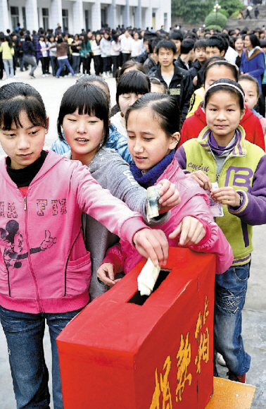 중국 쓰촨(四川)성 화잉(華鎣)중학교의 학생들이 15일(현지시간) 학교 운동장에서 칭하이(靑海)에서 발생한 강진에 따른 피해 주민들을 돕기 위해 설치된 모금함에 줄지어 성금을 넣고 있다. 모금행사에는 교사와 주민들도 참여했다. 화잉 신화 연합뉴스