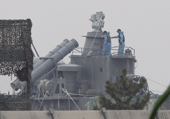 천안함의 함미가 백령도에서 인양돼 평택 해군 2함대로 옮겨진 가운데 18일 민·군 합동조사단이 함미 위에서 조사를 하고 있다. 김태웅기자 tuu@seoul.co.kr