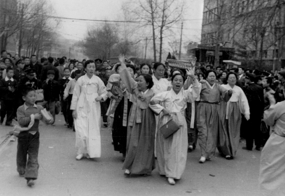 시위에 동참한 여성들  정권퇴진을 요구하는 목소리에는 남녀노소가 따로 없었다. 3·15 부정선거를 자행한 정권에 대항해 부인네들도 시민과 학생들의 시위에 동참했다.