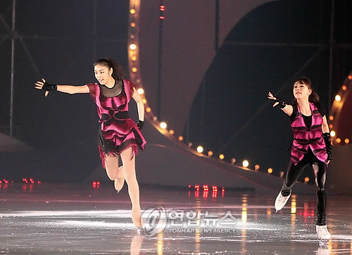 언니랑 함께 김연아와 곽민정이 18일 서울 올림픽공원 체조경기장 특설 아이스링크에서 열린 ‘KCC 스위첸 페스타 온 아이스 2010’에서 함께 연기하고 있다.  연합뉴스