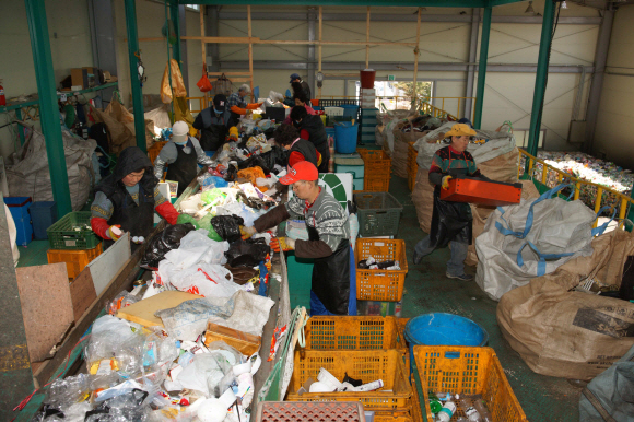 19일 용산구 원효로4가 강변북로 인근에 자리한 사회적 기업 ‘더 좋은 세상’의 작업장에서 직원들이 바삐 손길을 놀리고 있다.