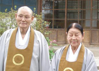 생전에 직접 만난 소태산 대종사를 회상하고 있는 원로교무 김정용(왼쪽) 종사와 전팔근 종사.