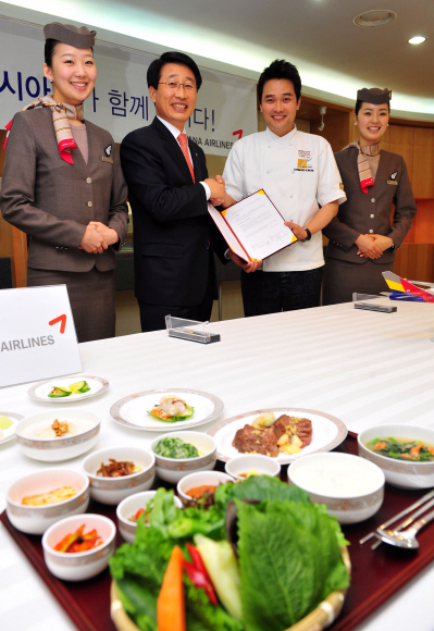 세계적 요리사 에드워드 권(왼쪽 세번째)이 20일 아시아나항공과 기내식에 관한 업무제휴를 맺은 뒤 고품격 기내식 개발을 약속하고 있다. 이언탁기자 utl@seoul.co.kr