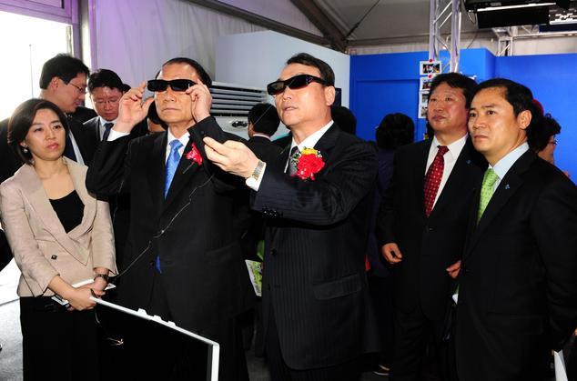 지난 20일 최시중(왼쪽에서 두 번째) 방송통신위원회 위원장이 서울 여의도 KBS ‘디지털방송체험관’에서 3D 프로그램의 시연을 경험하고 있다.  KBS 제공
