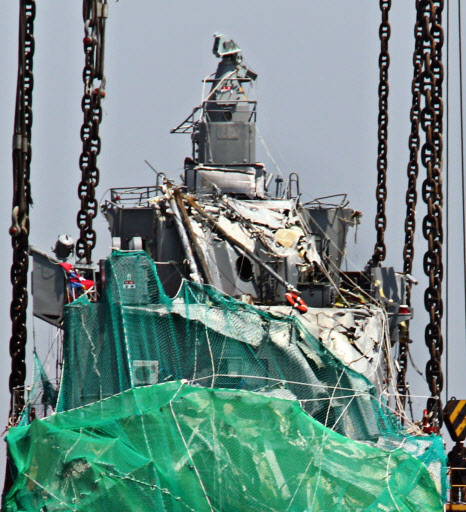 상처      (백령도=연합뉴스) 진성철 기자 = 침몰한 천안함의 함수인양 작업이 진행된 24일 백령도 사고해역에서 상처 가득한 천안함 함수가 바지선에 안착되어 있다.