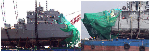 인양이 완료된 뒤 천안함 함수(왼쪽)과 함미의 모습. 연합뉴스종합