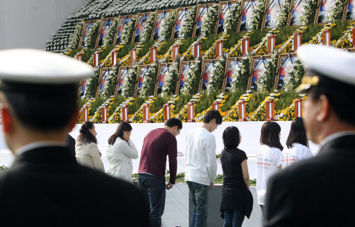 휴일인 25일 천안함 침몰사고의 희생 장병 합동분향소가 설치된 서울광장에서 시민들이 고인들을 추모하고  있다. 연합뉴스