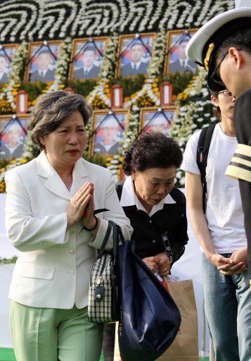 휴일인 25일 천안함 침몰사고의 희생 장병 합동분향소가 설치된 서울광장에서 시민들이 고인들을 추모하고 있다. 연합뉴스