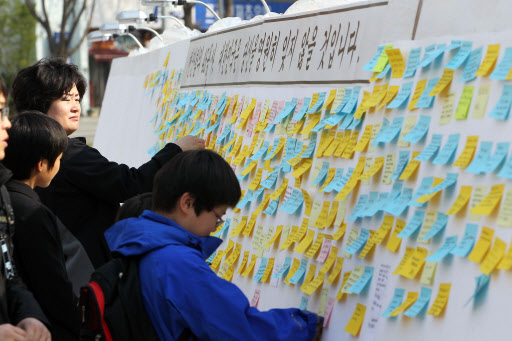 휴일인 25일 천안함 침몰사고의 희생 장병 합동분향소가 설치된 서울광장에서 시민들이 고인들을 추모하고 있다. 연합뉴스
