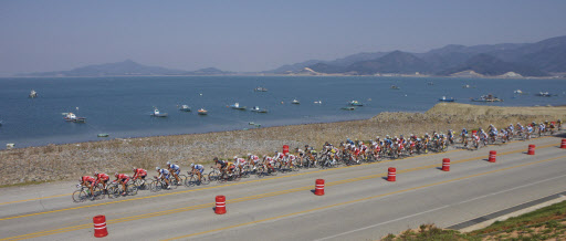 24일 국제 도로 사이클대회인 ‘투르 드 코리아 2010’에 참여한 선수들이 27일 준공식을 앞둔 세계 최장 길이의 새만금 방조제 도로를 질주하고 있다.  국민체육진흥공단 제공