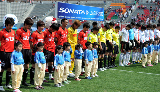 “당신들을 기억합니다”  25일 경남 창원축구센터에서 열린 K-리그 FC서울과 경남FC 경기 시작 전 선수들과 에스코트 어린이들이 천안함 희생자들을 추모하기 위해 묵념을 하고 있다. 창원 홍승한기자 hongsfilm@sportsseoul.co.kr