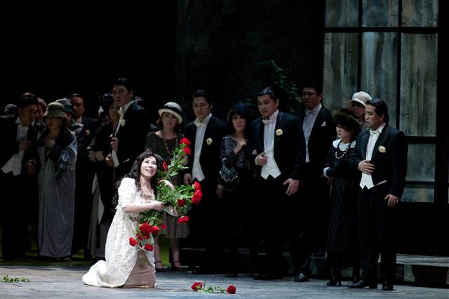 도니제티의 오페라 ‘람메르무어의 루치아’에서 여주인공 루치아 역을 맡은 신영옥이 꽃을 든 채 아리아를 부르고 있다. 루치아는 사랑을 이루지 못하자 미쳐 죽고 만다.  국립오페라단 제공