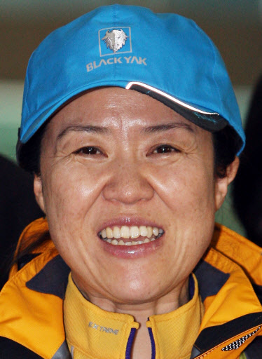 ‘철녀’(鐵女) 오은선(44.블랙야크) 대장이 세계 여성 산악인으로서는 최초로 히말라야 8천ｍ급 14개봉을 모두 오르는 데 성공했다. 연합뉴스