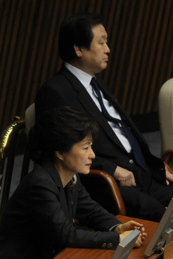 한나라당 김무성의원이 28일 오후 국회 본회의에서 박근혜 전 대표에게 다가가 인사한 뒤 자리로 돌아가 앉아 있다. 연합뉴스