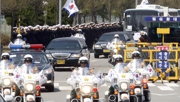 천안함 46용사 운구 차량들이 경기도 평택2함대 사령부 정문을 나서 헌병대의 호위를 받으며 국립 대전 현충원으로 향하고 있다.  사진공동취재단