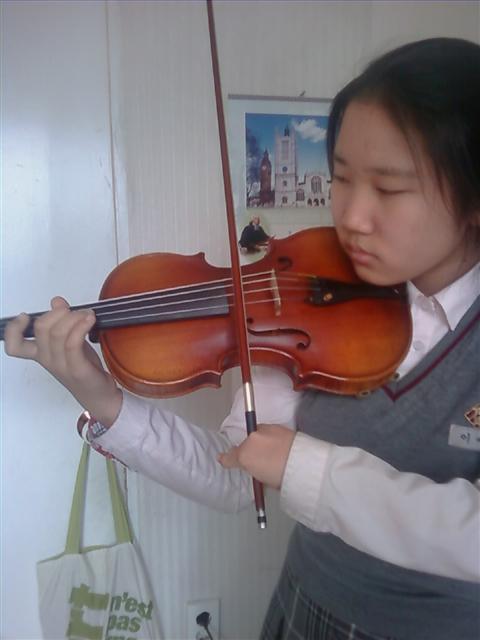 청소년의 달을 맞아 서울시 시민상 청소년부문 대상 수상자로 선정된 이예지양이 30일 자택에서 폴란드증후군을 앓는 왼손으로 바이올린을 연주하고 있다.