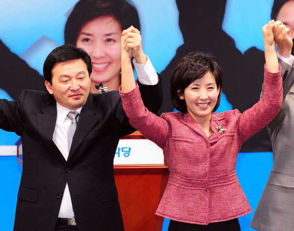 한나라당 나경원(오른쪽) 의원이 30일 원희룡 의원과의 경선 후보 단일화 대결에서 승리한 뒤 함께 손을 들어 인사하고 있다. 이호정기자 hojeong@seoul.co.kr