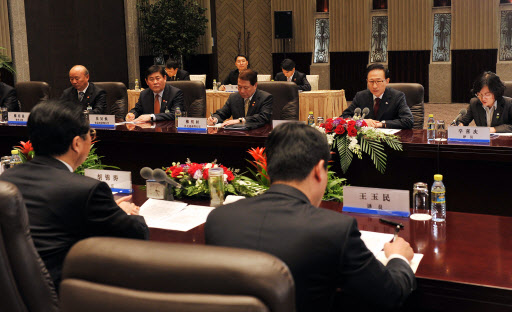 이명박(오른쪽 두번째) 대통령이 30일 중국 상하이 시자오 호텔에서 열린 한·중 정상회담에서 모두 발언을 하고 있다. 상하이 연합뉴스